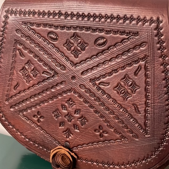 Vintage Bohemian Handmade & Hand Pressed 100%  Leather Saddle Crossbody Bag - Picture 7 of 12